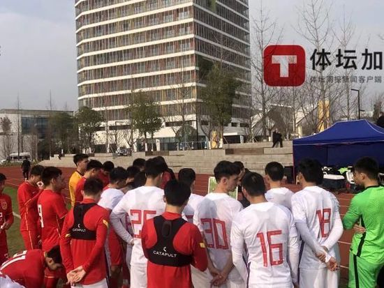 即使球在对方球员脚下，他们也知道该如何跑动，他们之间有良好的沟通。